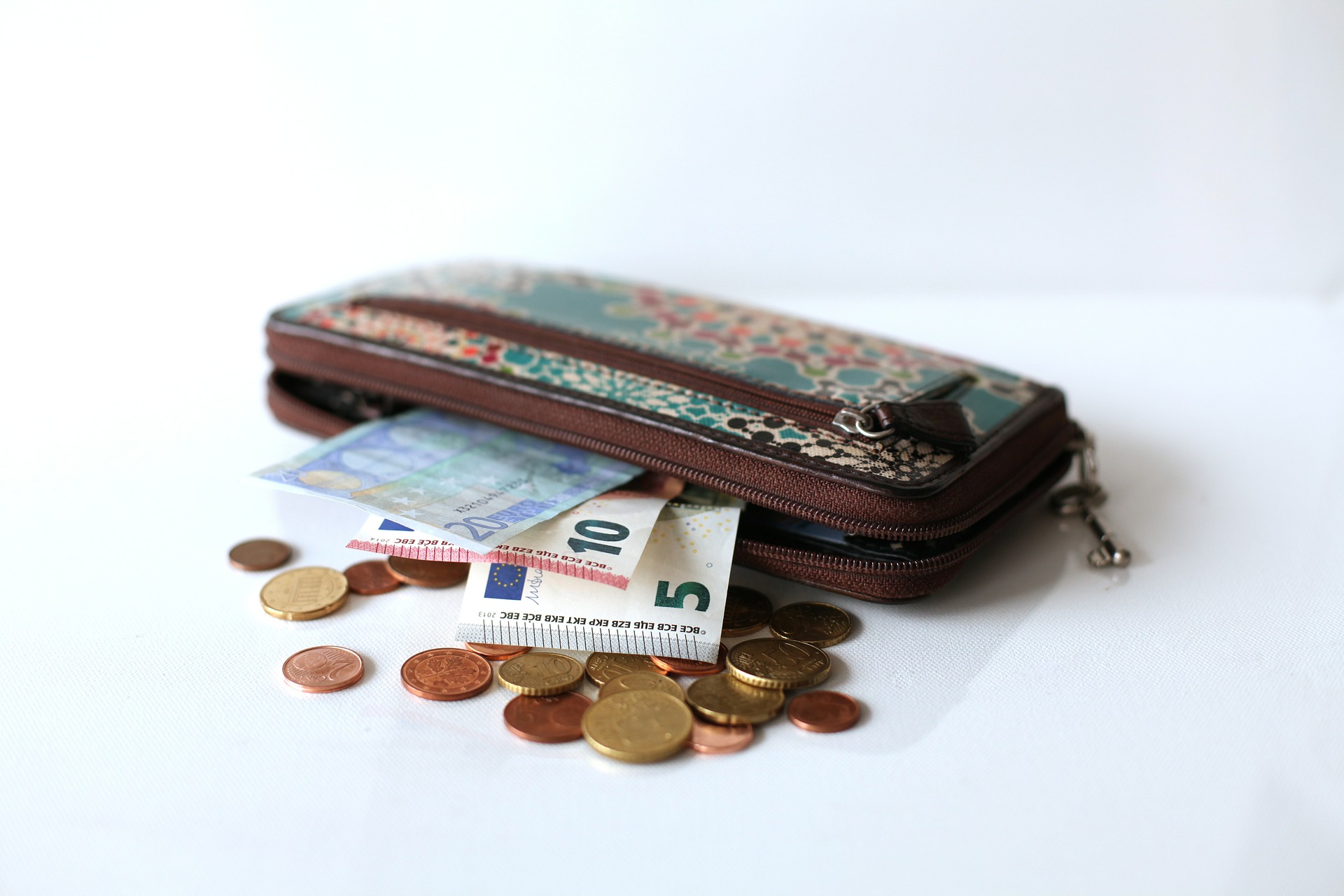 What to put in the perfect wallet and what is better to always leave at home so as not to take risks