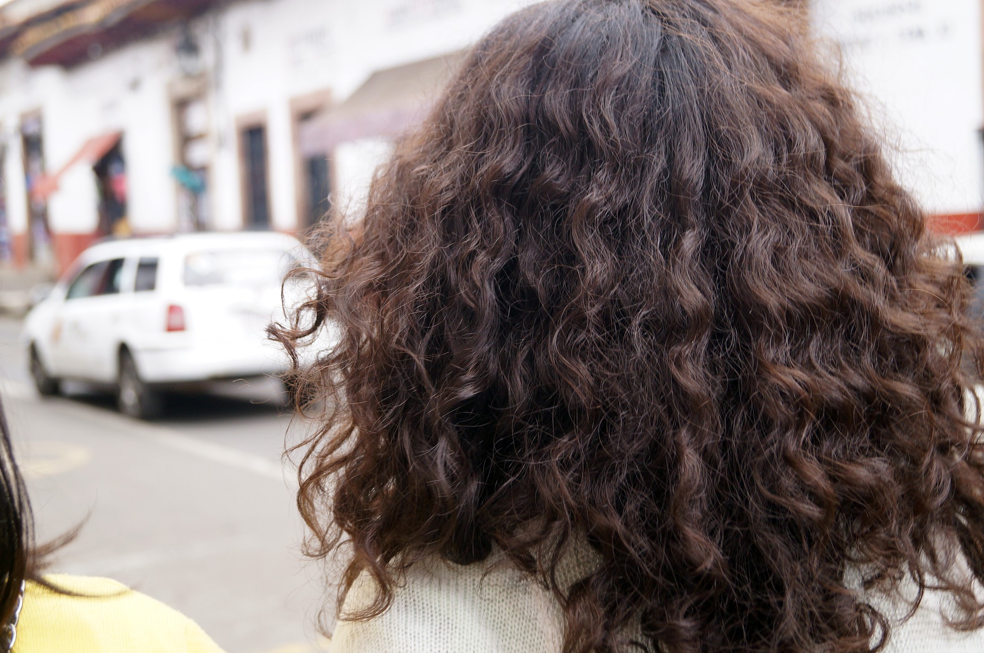 Cómo deshacerse de la caspa con un producto natural que también es útil contra los piojos