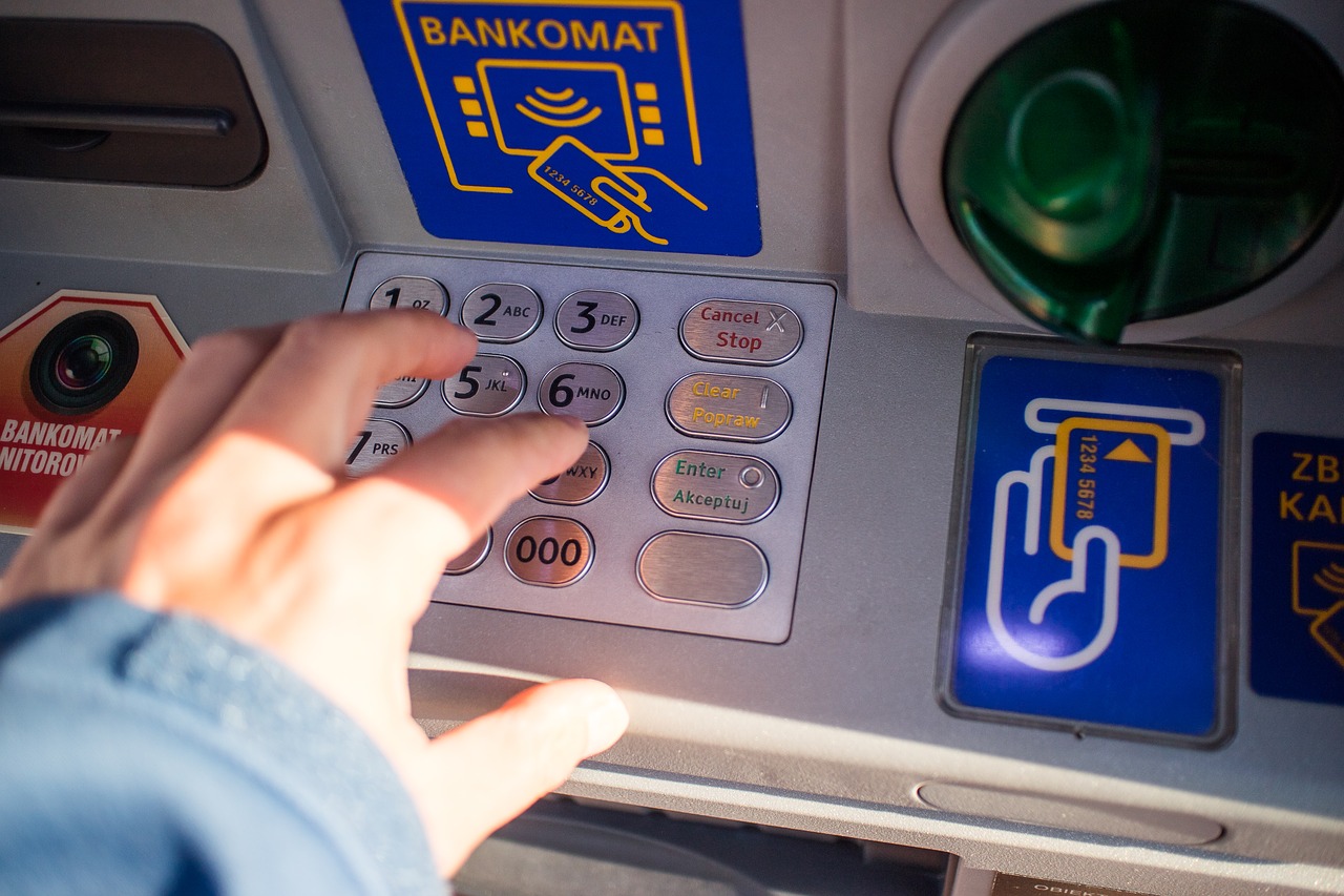 How to withdraw money from ATMs avoiding scanners and scam attempts of all kinds with these precious tips