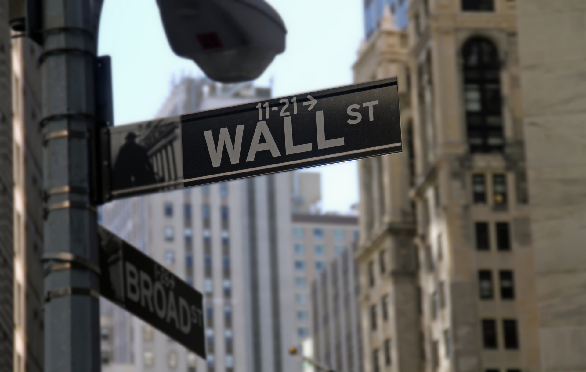 A stock triggers the euphoria, Wall Street opens higher and Piazza Affari accelerates