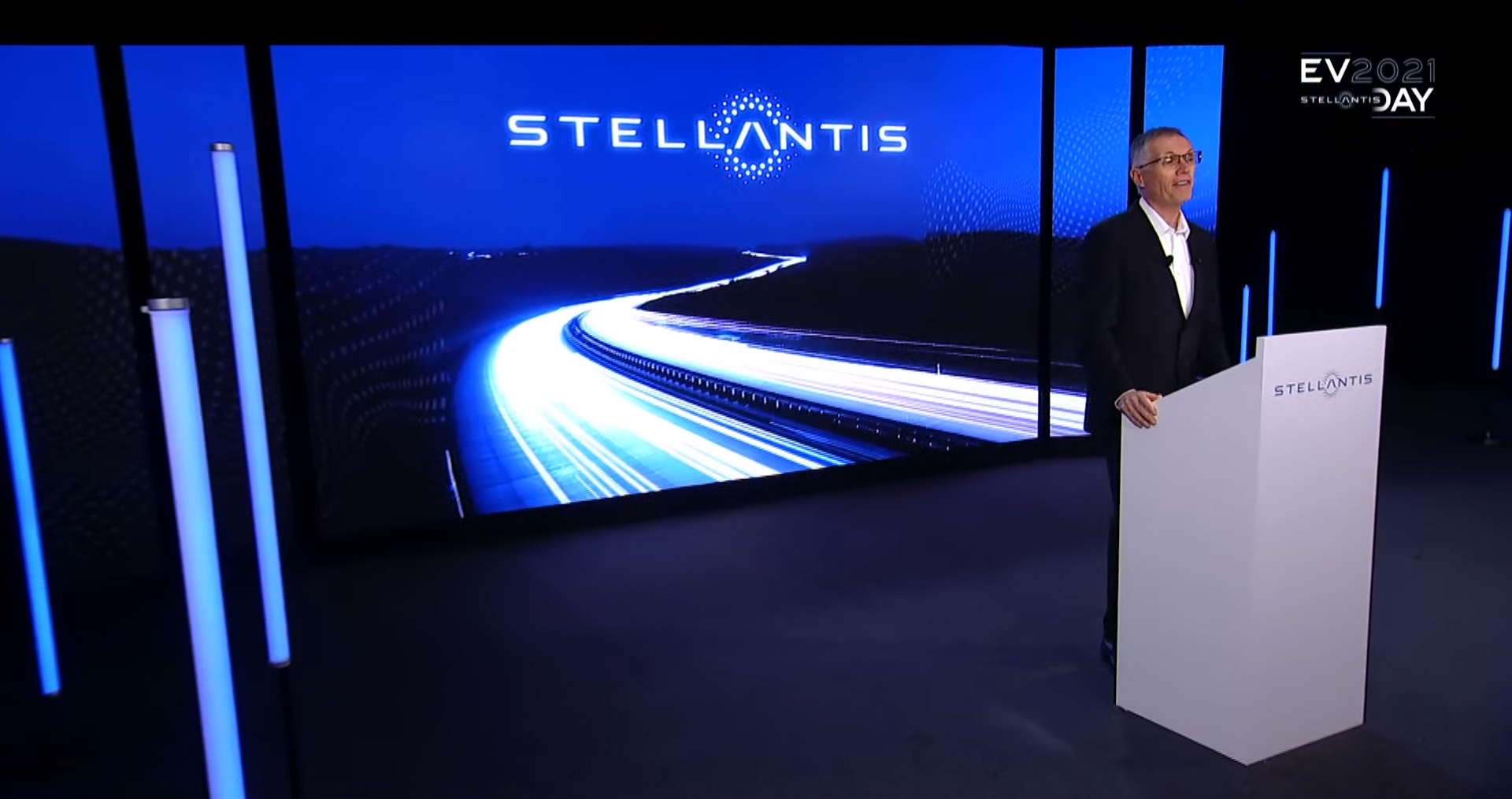 Stellantis stock is poised between new all-time highs and a bearish reversal