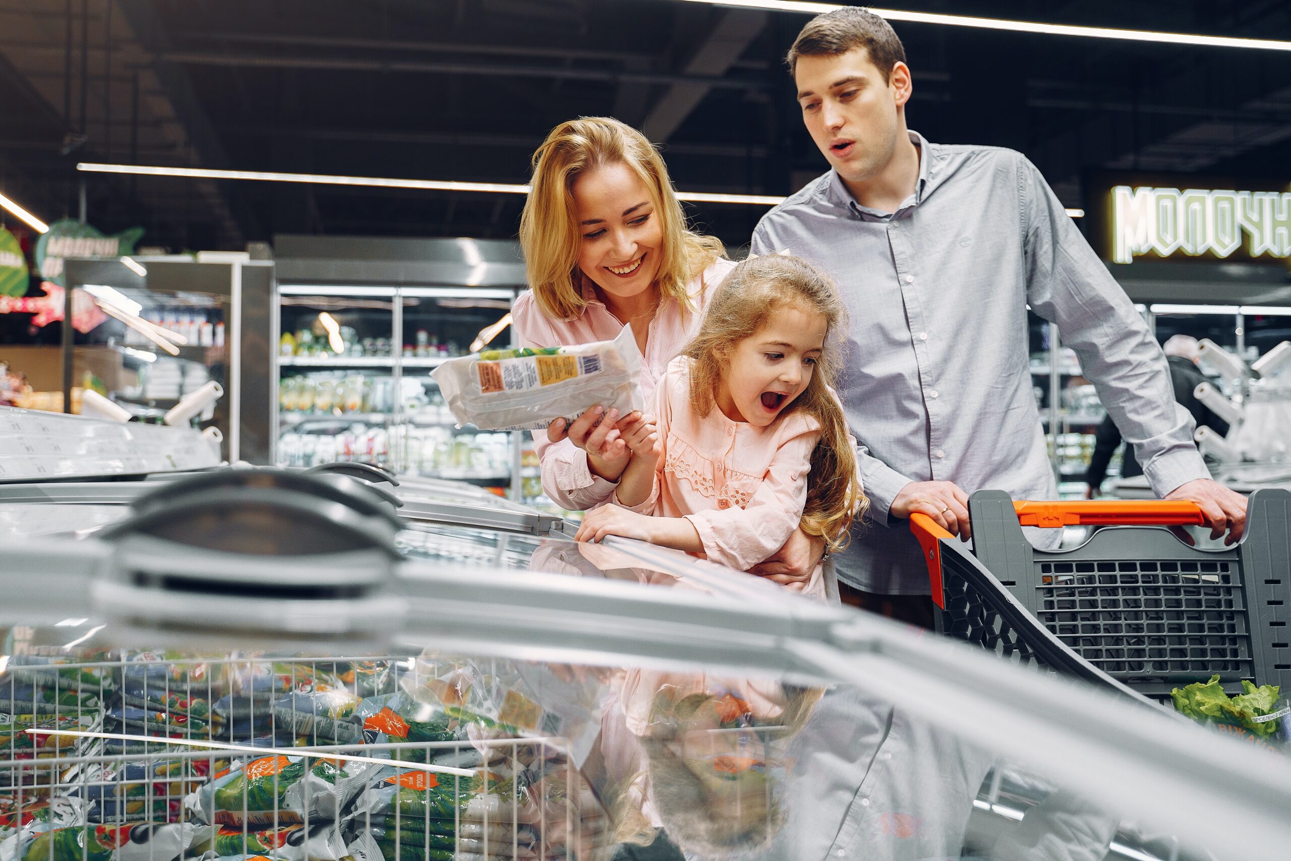 И что интересного едим. Freezer with Family. Падение цен картинка.